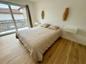 Studio suite avec balcon, kitchenette équipée, douche, baignoire, wc et bureau